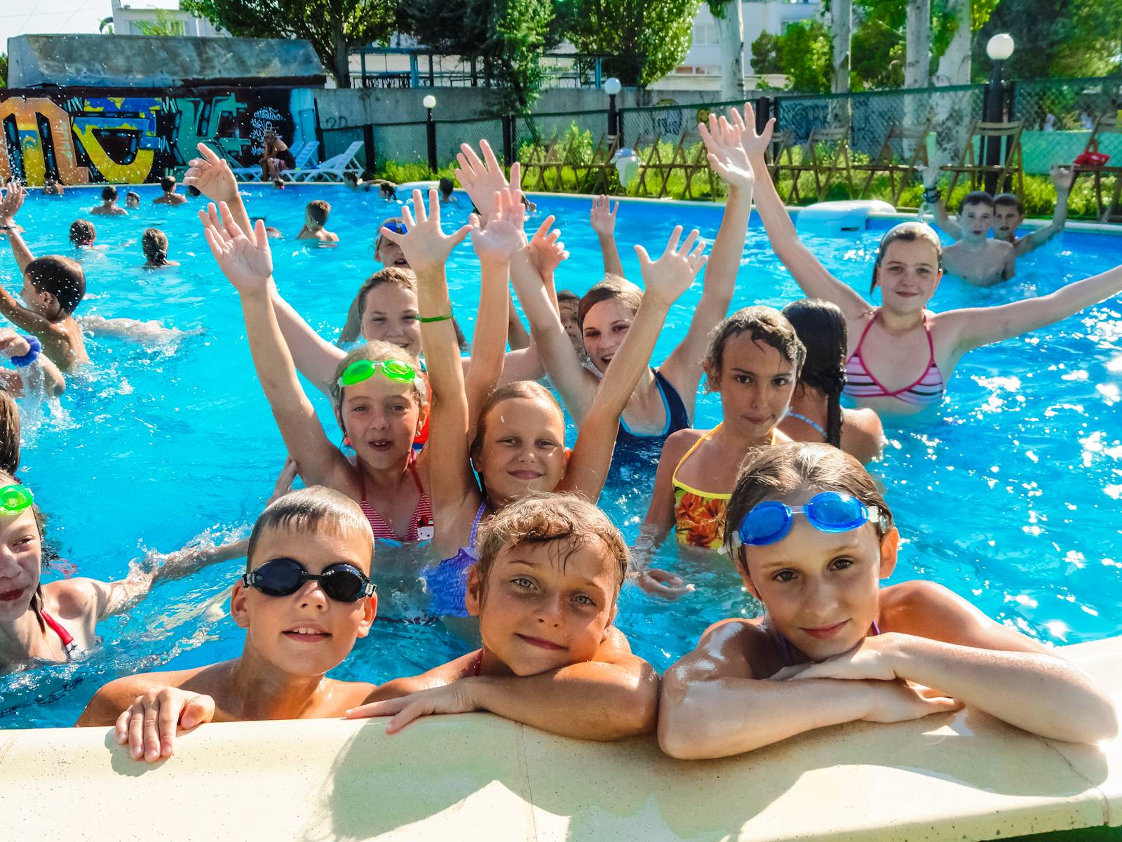 дети в бассейне в детском спортивном лагере по плаванию